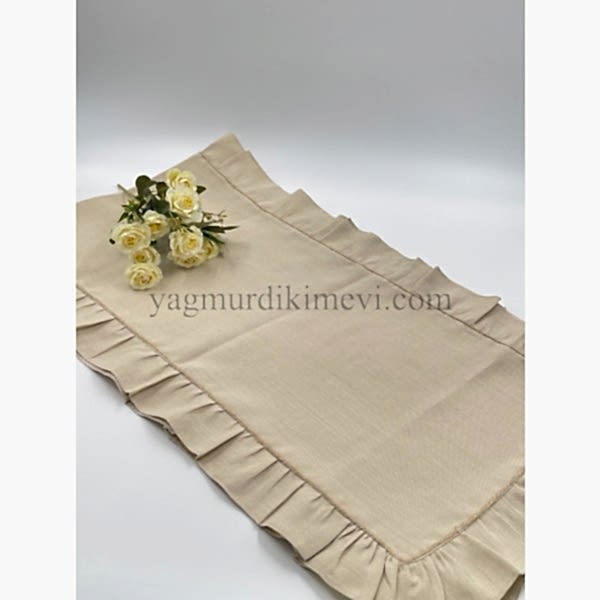 Naturel fırfırlı keten kumaş masa örtüsü zarif tasarımı ile