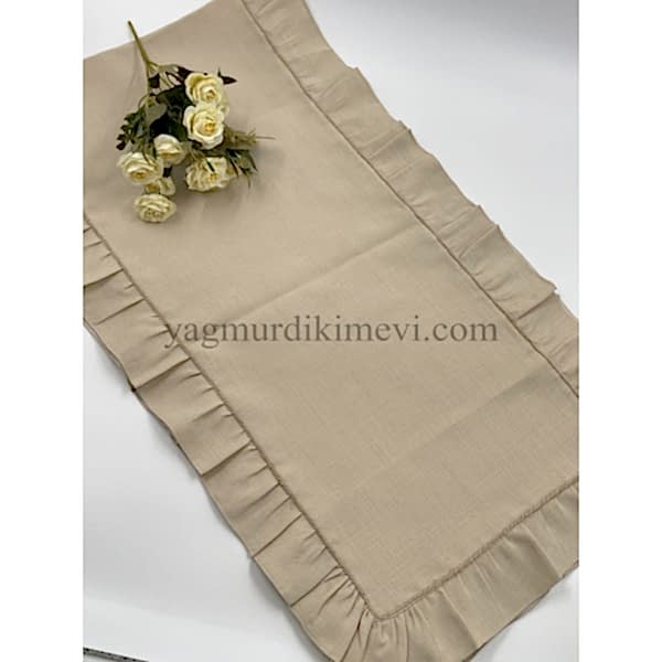 Naturel fırfırlı keten kumaş masa örtüsü zarif tasarımı ile