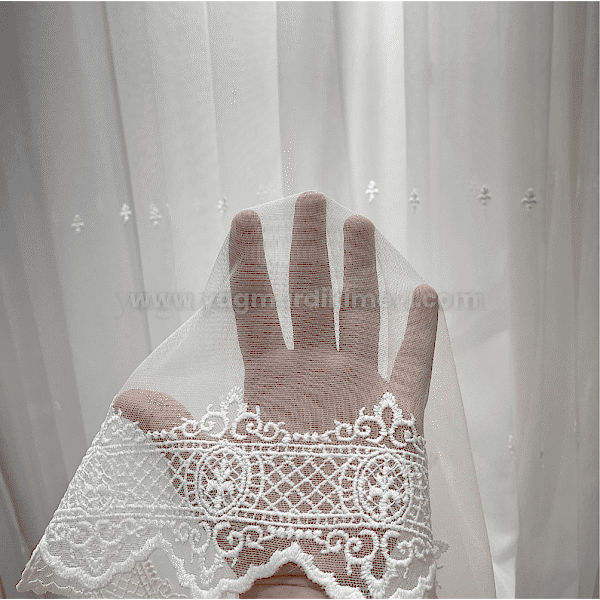 Dolgun çiçek desenli güpürlü tül perde – geniş motifli, gösterişli ve zarif model