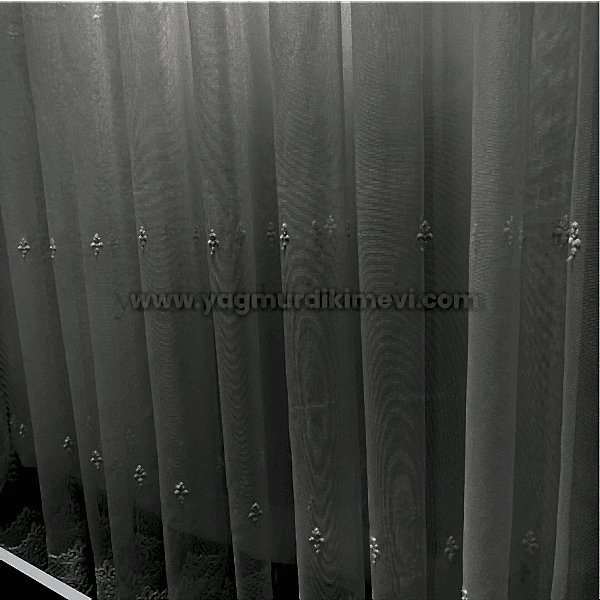 Dolgun çiçek desenli güpürlü tül perde – geniş motifli, gösterişli ve zarif model