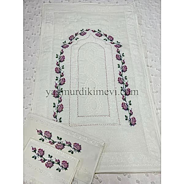  Kanaviçe işlemeli seccade takımı ve havlular