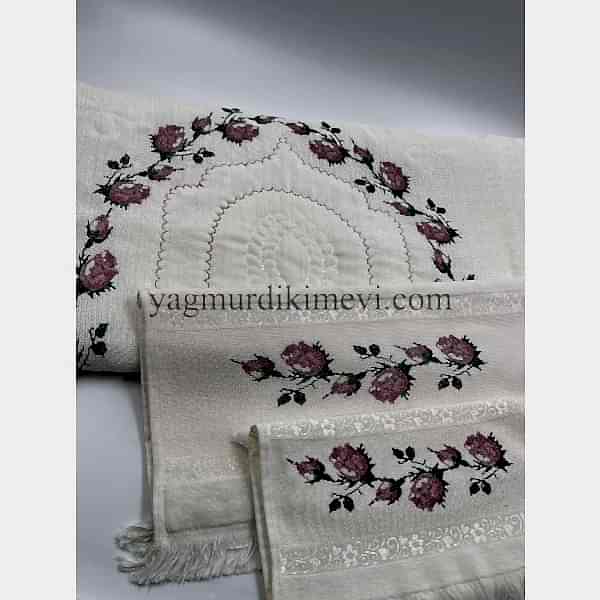  Kanaviçe işlemeli seccade takımı ve havlular