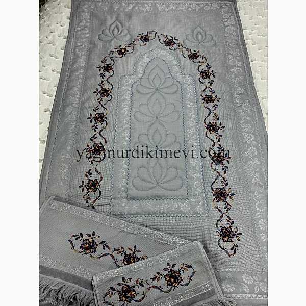  Kanaviçe işlemeli seccade takımı ve havlular