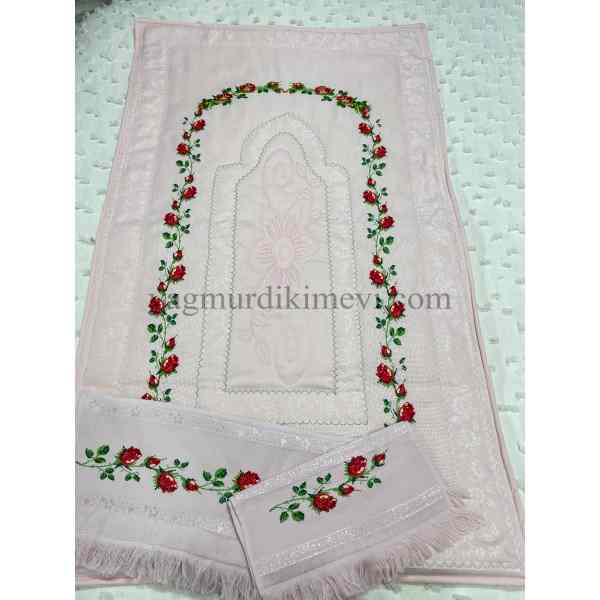  Kanaviçe işlemeli seccade takımı ve havlular