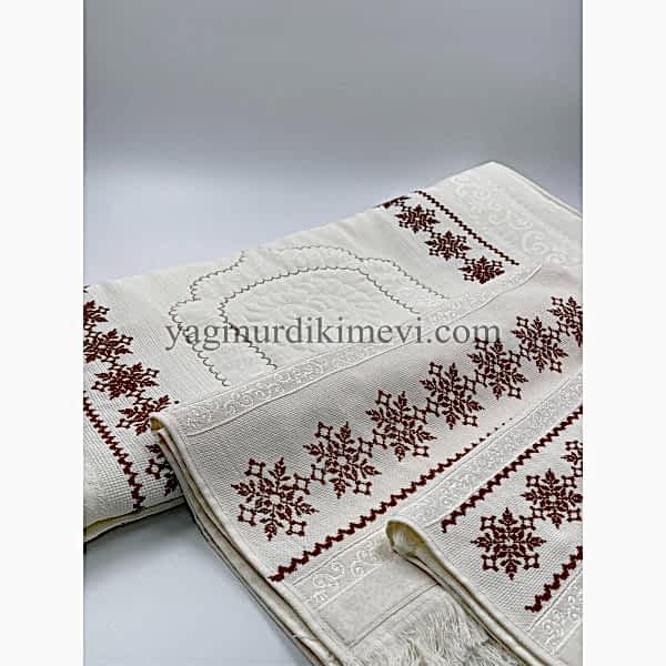  Kanaviçe işlemeli seccade takımı ve havlular