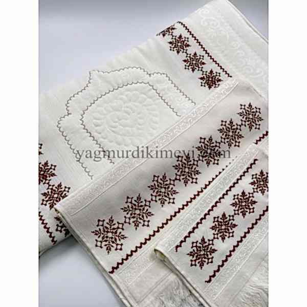  Kanaviçe işlemeli seccade takımı ve havlular