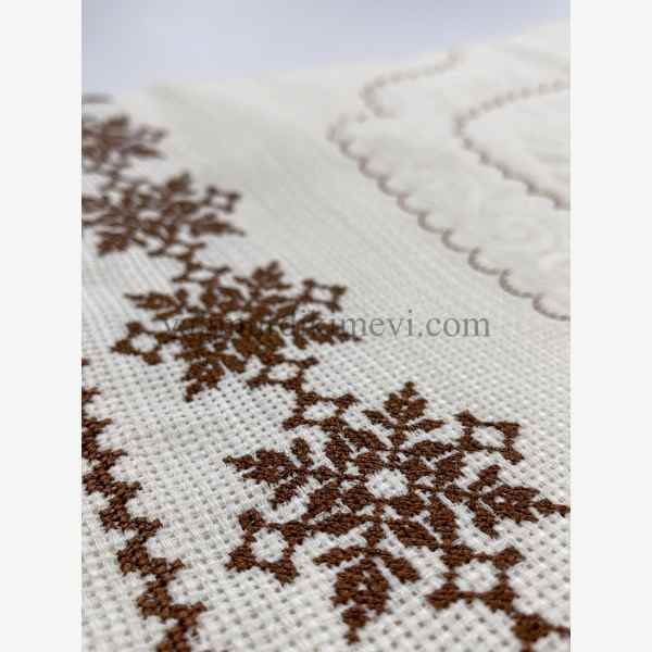  Kanaviçe işlemeli seccade takımı ve havlular