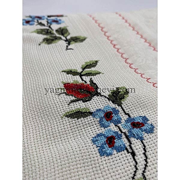  Kanaviçe işlemeli seccade takımı ve havlular