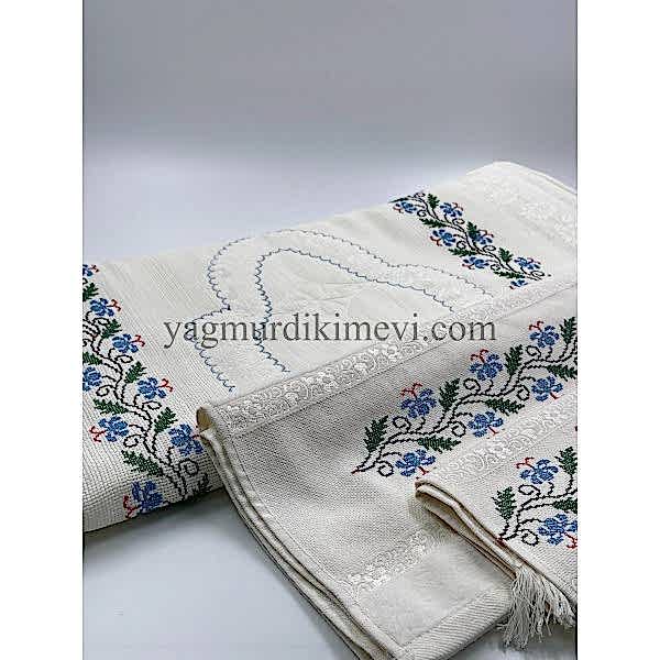 Kanaviçe işlemeli seccade takımı ve havlular