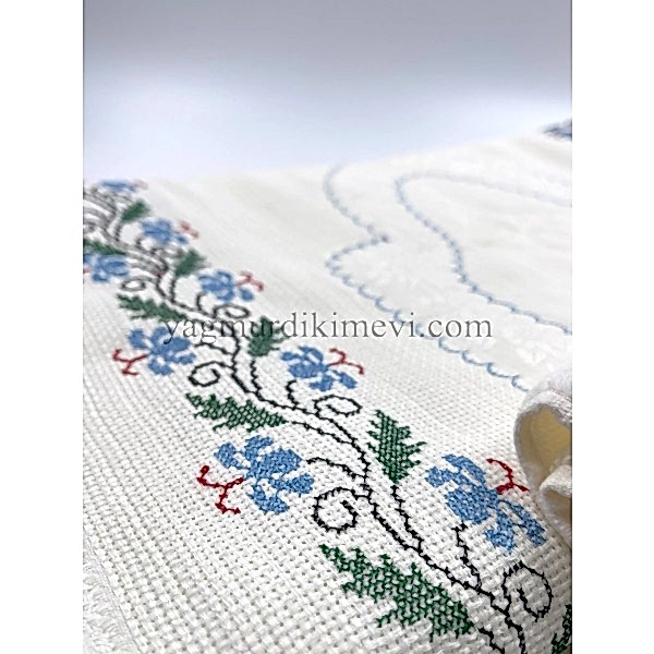  Kanaviçe işlemeli seccade takımı ve havlular