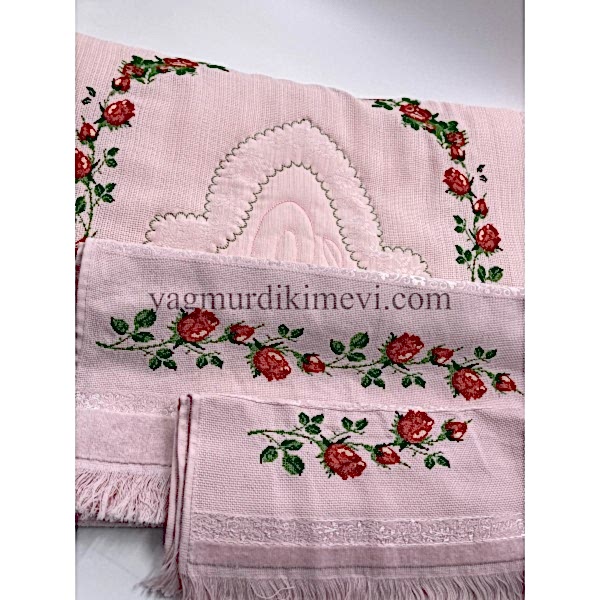  Kanaviçe işlemeli seccade takımı ve havlular