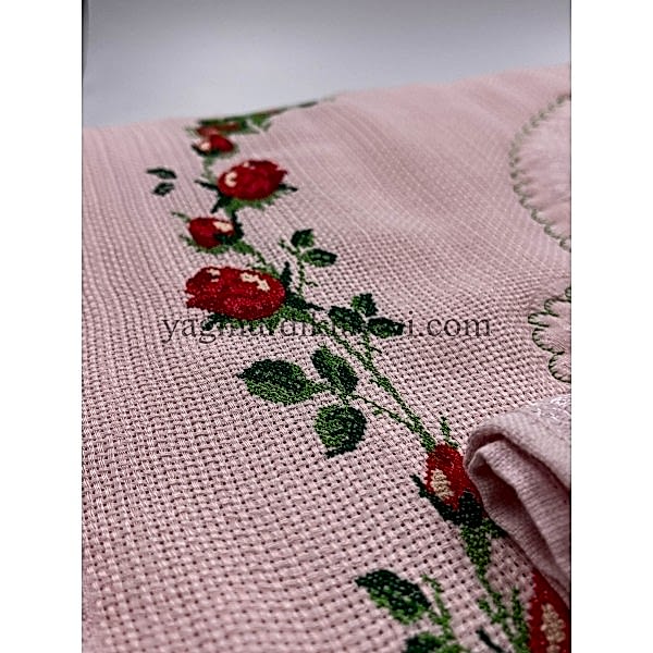  Kanaviçe işlemeli seccade takımı ve havlular