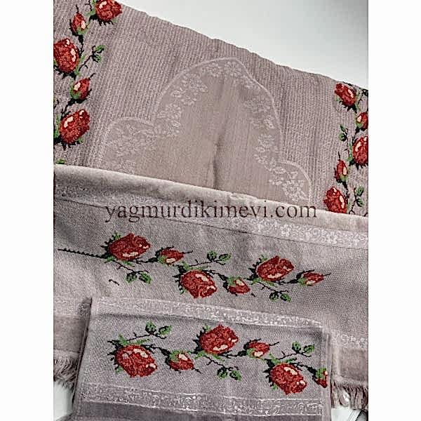  Kanaviçe işlemeli seccade takımı ve havlular