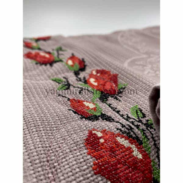  Kanaviçe işlemeli seccade takımı ve havlular