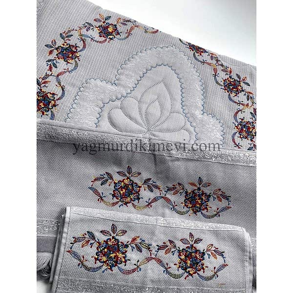  Kanaviçe işlemeli seccade takımı ve havlular