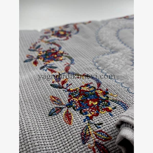  Kanaviçe işlemeli seccade takımı ve havlular