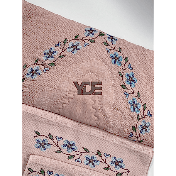  Kanaviçe işlemeli seccade takımı ve havlular