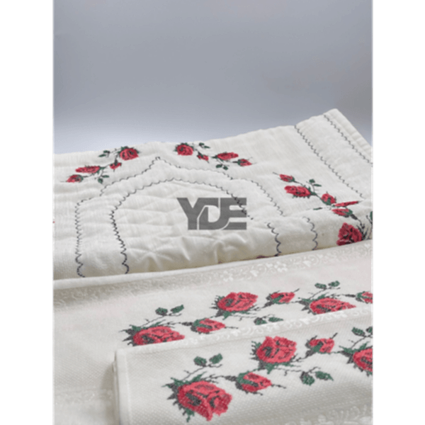  Kanaviçe işlemeli seccade takımı ve havlular