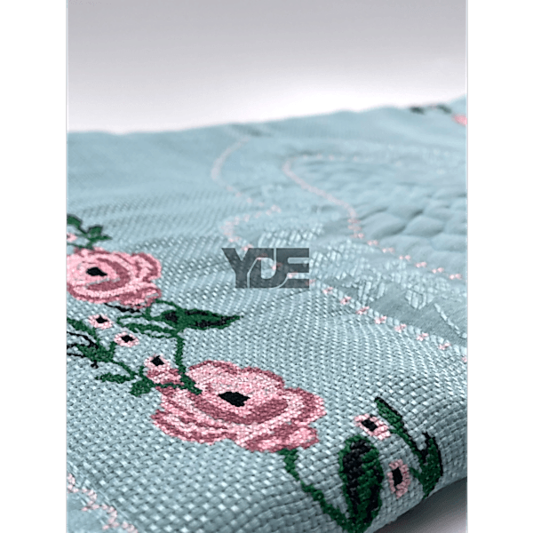  Kanaviçe işlemeli seccade takımı ve havlular