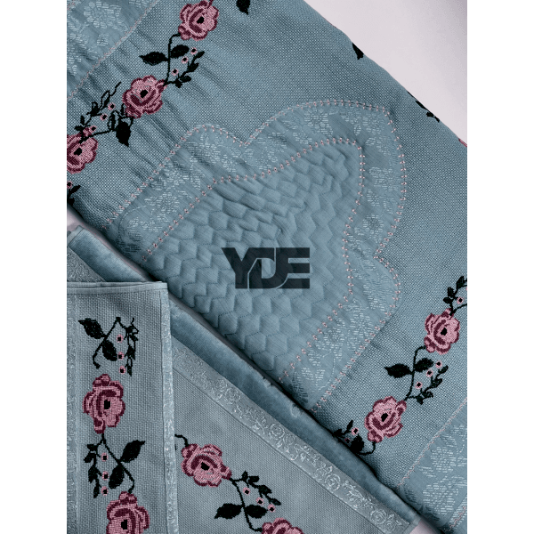  Kanaviçe işlemeli seccade takımı ve havlular