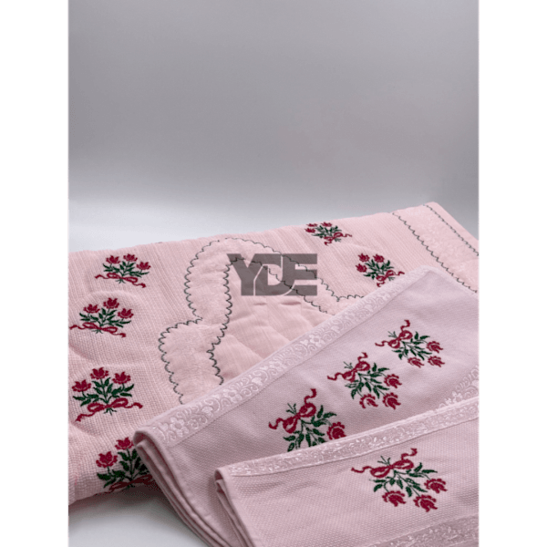  Kanaviçe işlemeli seccade takımı ve havlular