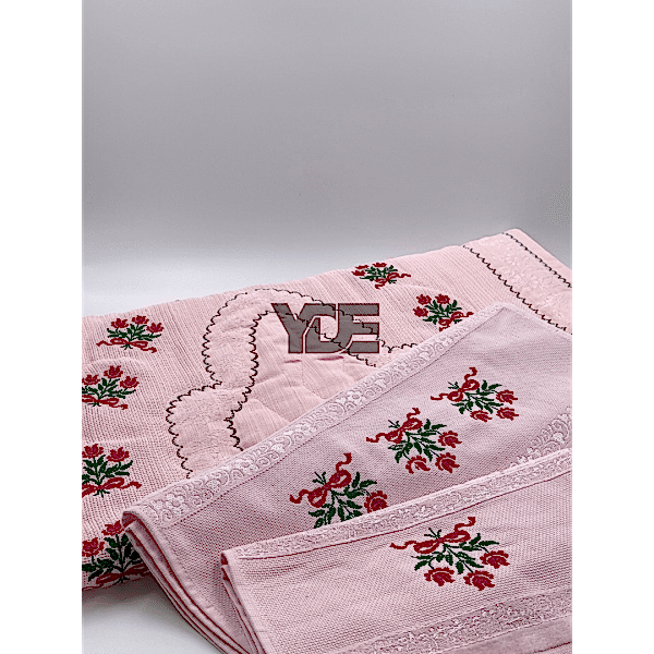  Kanaviçe işlemeli seccade takımı ve havlular