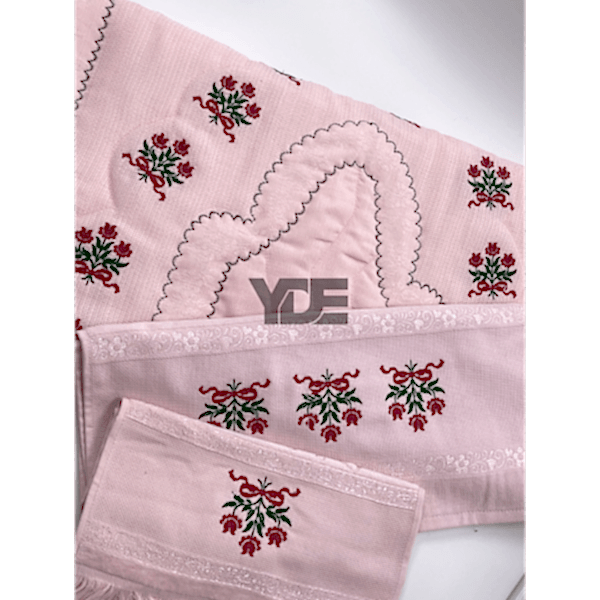  Kanaviçe işlemeli seccade takımı ve havlular