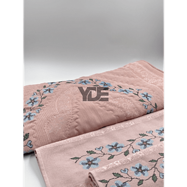  Kanaviçe işlemeli seccade takımı ve havlular